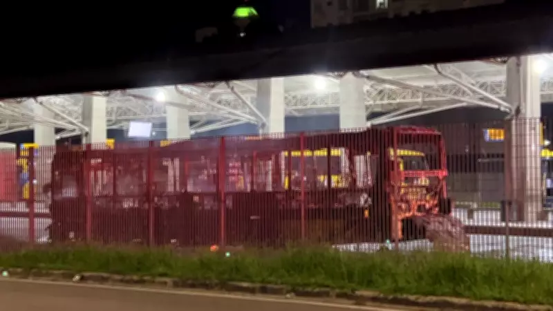 Ônibus é destruído por incêndio no Terminal Vila Arens em Jundiaí; ninguém se feriu