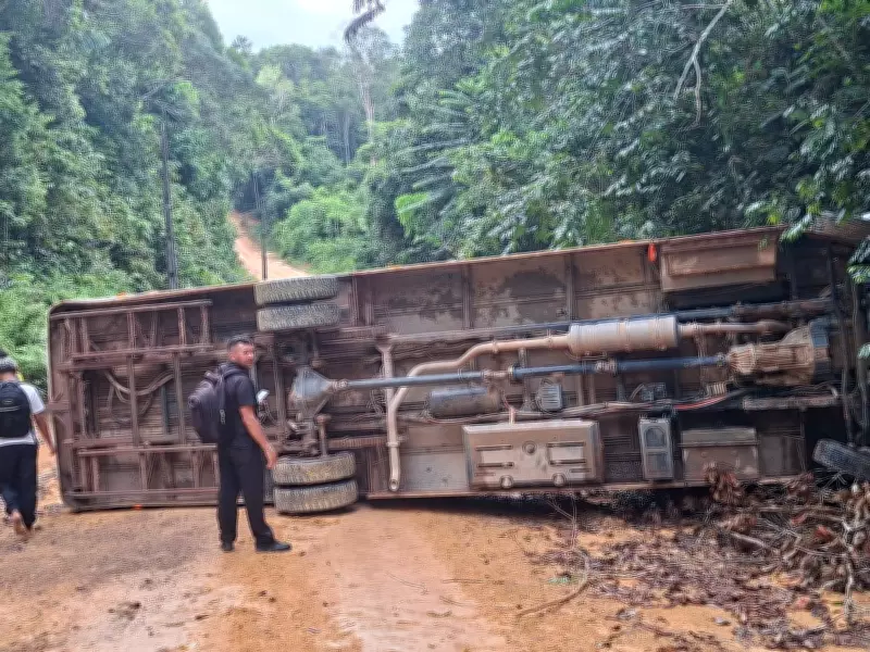 Ônibus escolar capota em ladeira de barro na zona rural de Manaus; estudantes ilesos