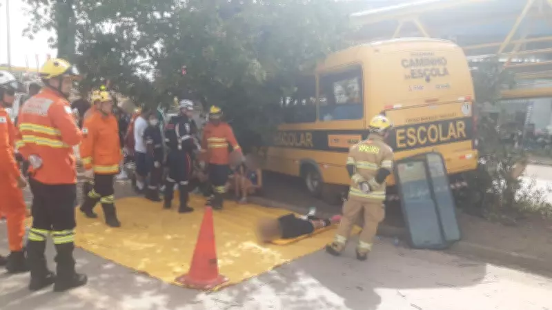 Ônibus escolar colide com passarela no DF e deixa 15 estudantes feridos com fraturas