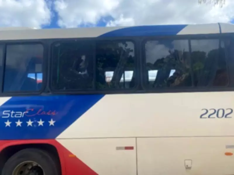 Ônibus são apedrejados em Pilar do Sul (SP) durante transporte de estudantes universitários
