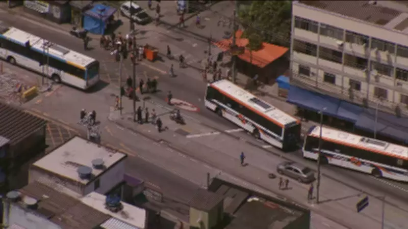 Ônibus são usados como barricadas em rua da Zona Oeste do Rio de Janeiro