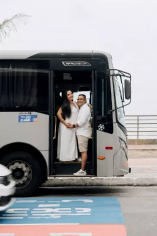 Noiva chega ao casamento em ônibus coletivo em João Pessoa e celebra rotina do casal
