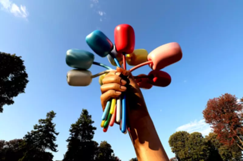 O Gesto Congelado de Jeff Koons: Arte e Memória na Paris Invernal