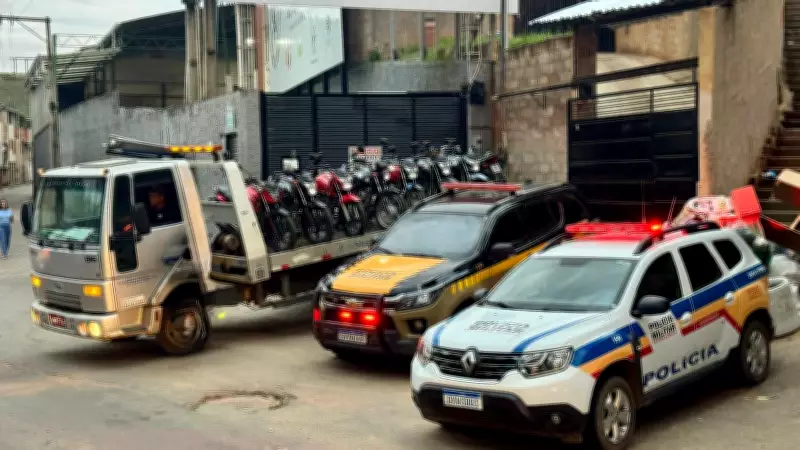 Oito motos apreendidas após adolescentes fazerem manobras perigosas em Manhuaçu