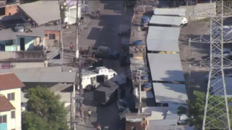 Operação no Complexo do Alemão fecha 13 escolas e instala barricadas contra roubo de cargas