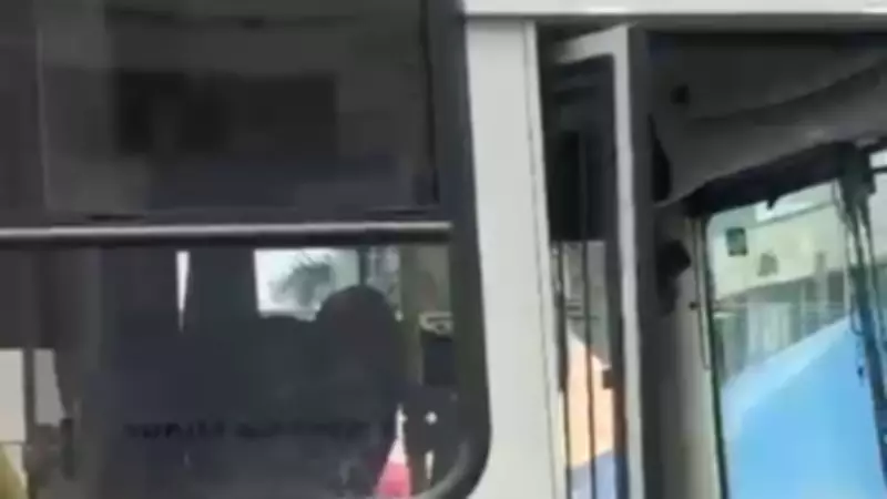 Pai agride motorista de ônibus após filha de 6 anos ficar com braço preso na porta em Patos de Minas