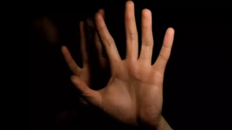 Pai e filho presos na Espanha por abuso e cativeiro de imigrante colombiana