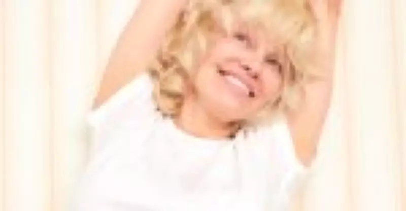 Pamela Anderson se posiciona contra a IA em campanha por beleza real e autenticidade