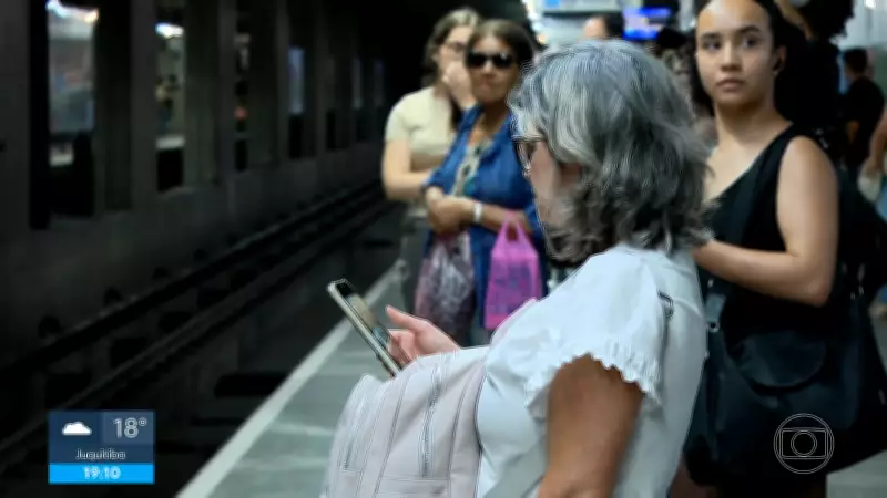 Passageiros enfrentam instabilidade e 'apagão' de sinal de celular e internet no metrô de São Paulo