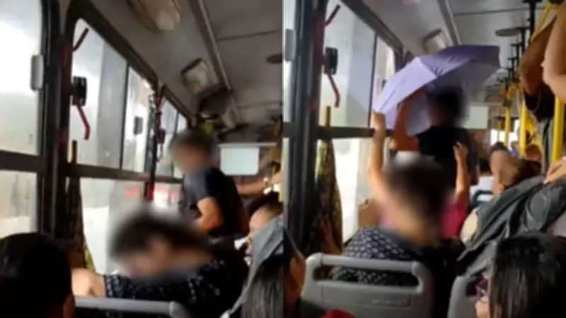 Passageiros usam guarda-chuva dentro de ônibus para se proteger da chuva em Teresina