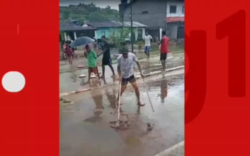 Peixes são encontrados nas ruas de Ipiaú após alagamentos causados por chuvas intensas