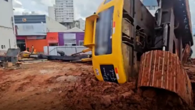 Perfuratriz de 29 metros tomba e lança cai sobre rua no Centro de Uberlândia