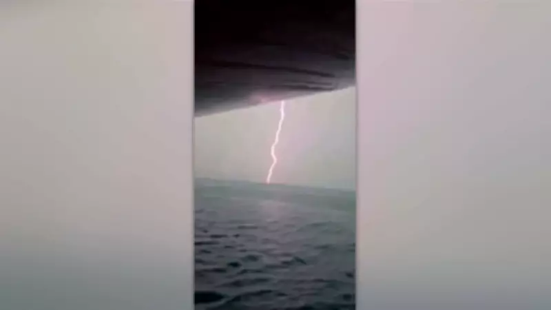 Pescadores registram descarga elétrica em alto-mar e raio atinge prédio em Fortaleza