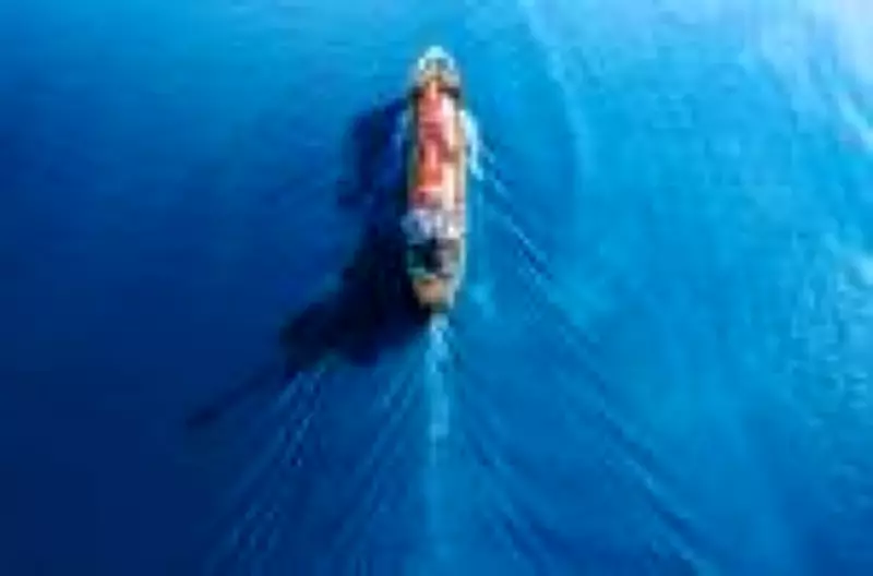 Petróleo ultrapassa US$ 100 com ataques no Estreito de Ormuz e tensão no Oriente Médio