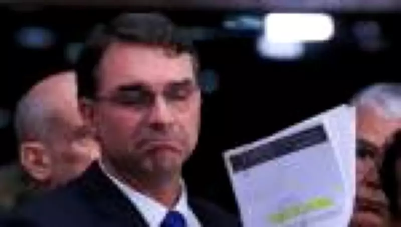 Plano de Flávio Bolsonaro: Estado mínimo com Bolsa Família gera desconfiança no mercado financeiro