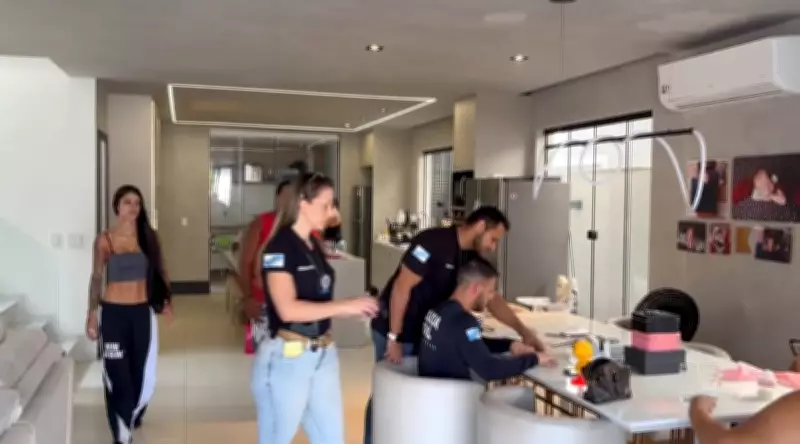 Polícia apreende dinheiro cenográfico em casa de influenciadora investigada por jogos ilegais