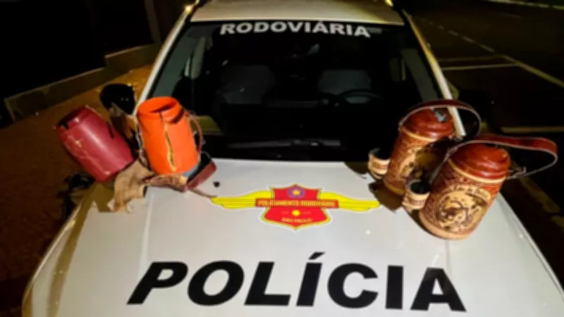 Policiais encontram cocaína em garrafas de tereré e LSD em abordagem a ônibus na SP-300