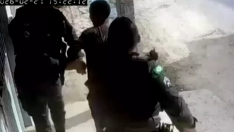 Policial agride homem durante abordagem em Caucaia; colega alerta sobre câmera