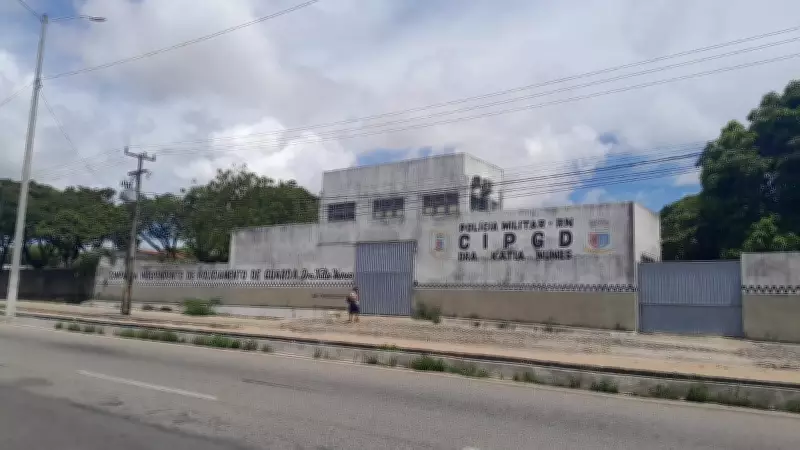 Policial condenado por estupro e morte de estudante obtém progressão de pena e está em casa com tornozeleira