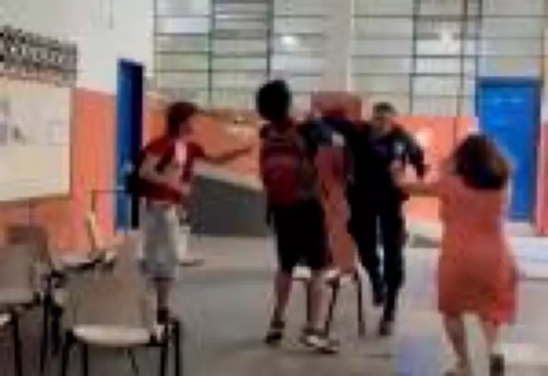 Policial militar agride estudantes durante protesto em escola do Rio de Janeiro