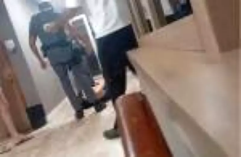 Policial Militar é filmado chutando rosto de mulher durante abordagem em São Vicente