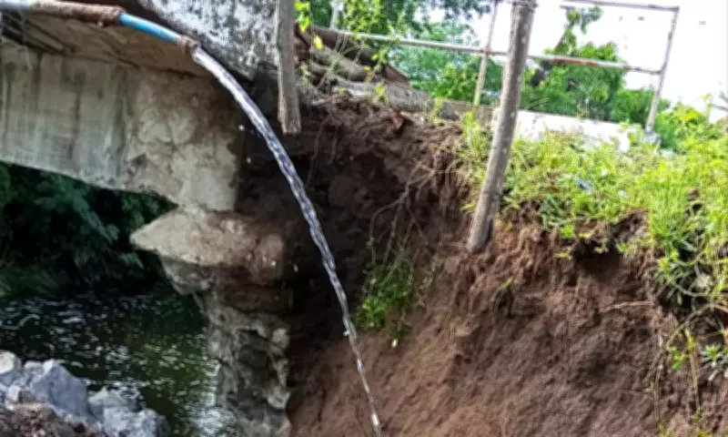 Ponte em Feira de Santana é interditada após desmoronamento causado por fortes chuvas