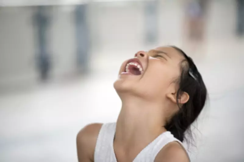 Por que não conseguimos parar de rir em lugares sérios? A ciência explica