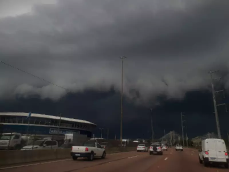 Porto Alegre sob alerta vermelho: nuvem gigante antecede tempestades perigosas no RS