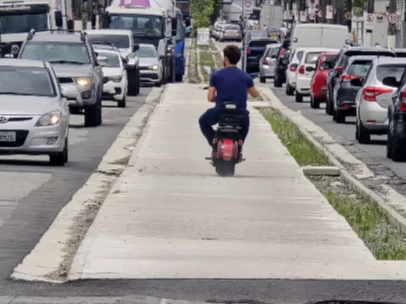 Prefeitura de Guarujá retoma obras de ciclovia na Avenida dos Caiçaras após paralisação