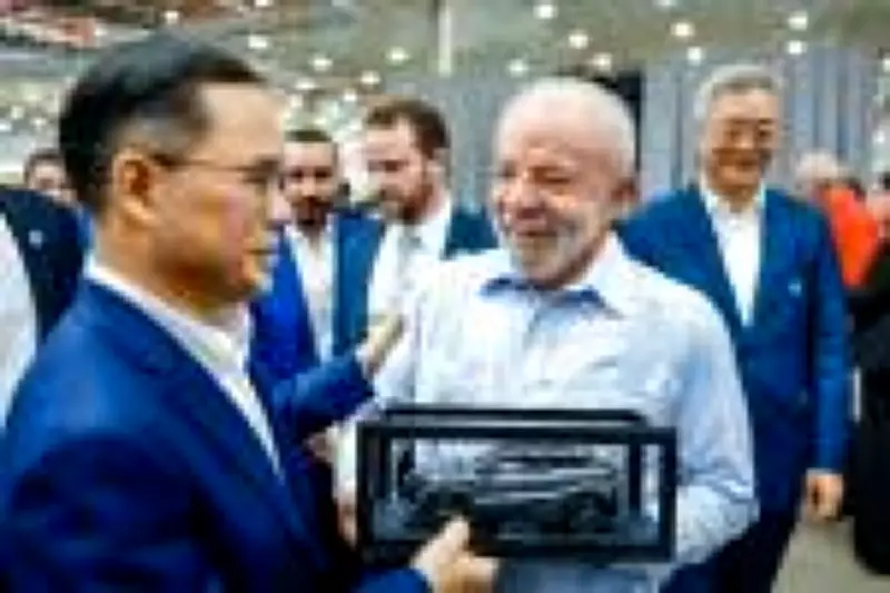 Presidente Lula comete gafe ao associar chineses a consumo de carne animal durante visita a fábrica