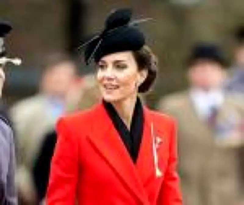 Preto e Vermelho: A Combinação Atemporal que Domina a Moda com Drama e Sofisticação