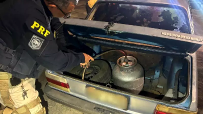 PRF apreende carro movido a botijão de gás no RN e motorista recusa bafômetro