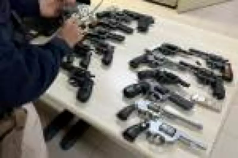 PRF prende brasileira e paraguaia com 16 revólveres traficados do Paraguai no Paraná