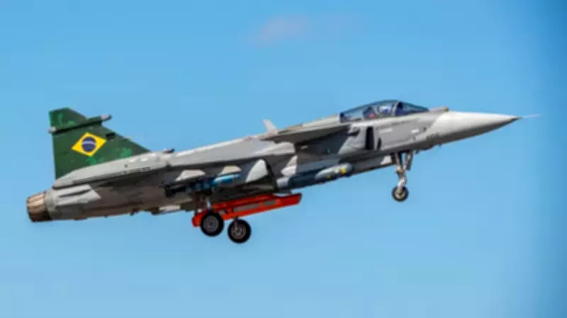 Primeiro caça Gripen fabricado no Brasil é apresentado com presença de Lula em SP