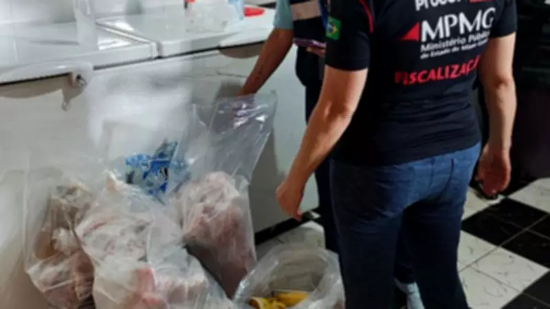 Procon e Vigilância Sanitária recolhem 492 kg de alimentos impróprios e interditam seis estabelecimentos em Araguari