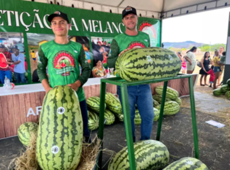 Produtor rural conquista título com melancia gigante de 54 kg em festival de Normandia, RR
