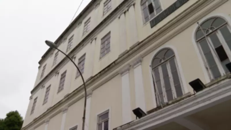 Professor da UFRJ é afastado por suspeita de assédio contra aluna após decisão judicial