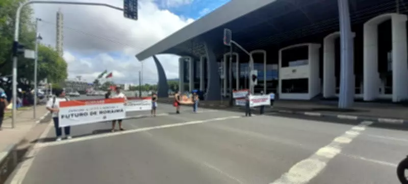 Professores de Roraima param em protesto por reajuste salarial e valorização