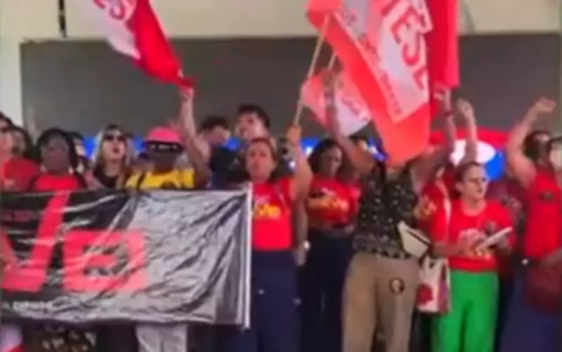 Professores ocupam palco durante evento do governo em São Cristóvão em protesto por greve
