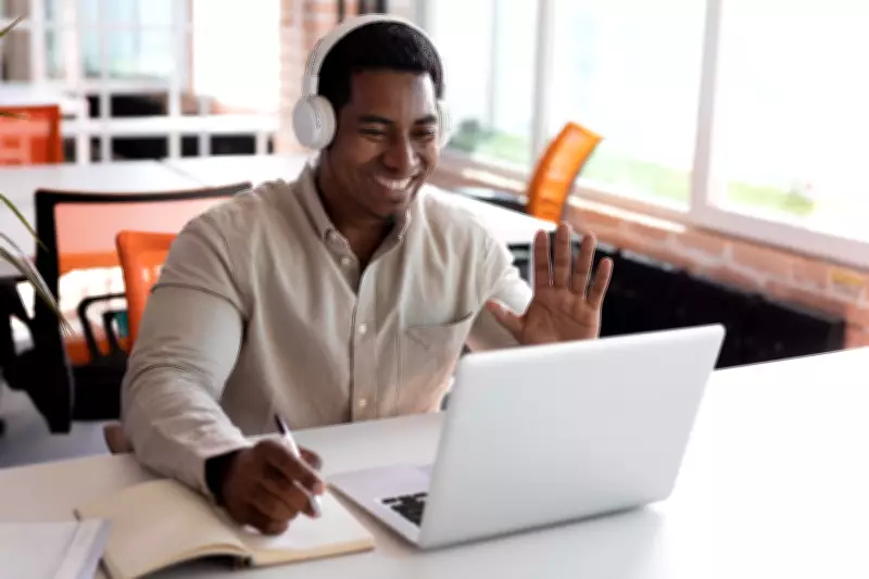 Programa Black STEM oferece bolsas de R$ 42 mil para estudantes negros no exterior