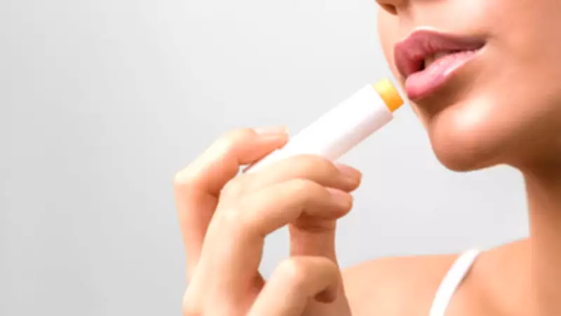 Proteção Labial no Verão: Por que Hidratante e Protetor São Essenciais para Evitar Ressecamento