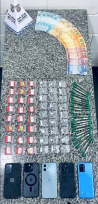 Quatro jovens presos e adolescente apreendido por tráfico de drogas em Barra do Piraí