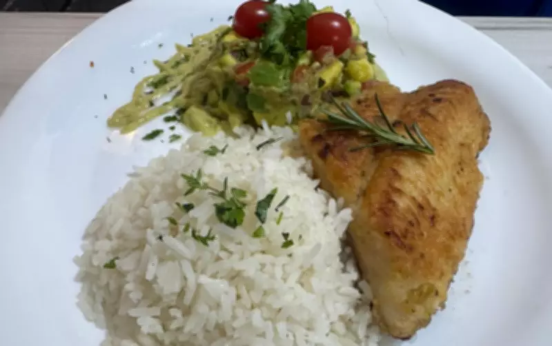 Receita de Peixe Grelhado com Salada de Abacate: Opção Barata e Saudável para a Quaresma