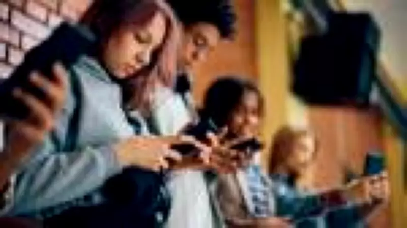 Relatório Mundial da Felicidade alerta: excesso de redes sociais prejudica adolescentes