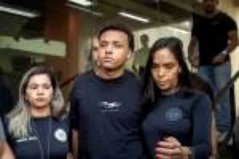 Renner retira camiseta 'Regret Nothing' após réu de estupro coletivo usar peça