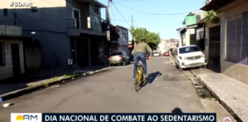 Repórter faz graça ao vivo ao tentar empinar bicicleta e provoca gargalhadas no apresentador