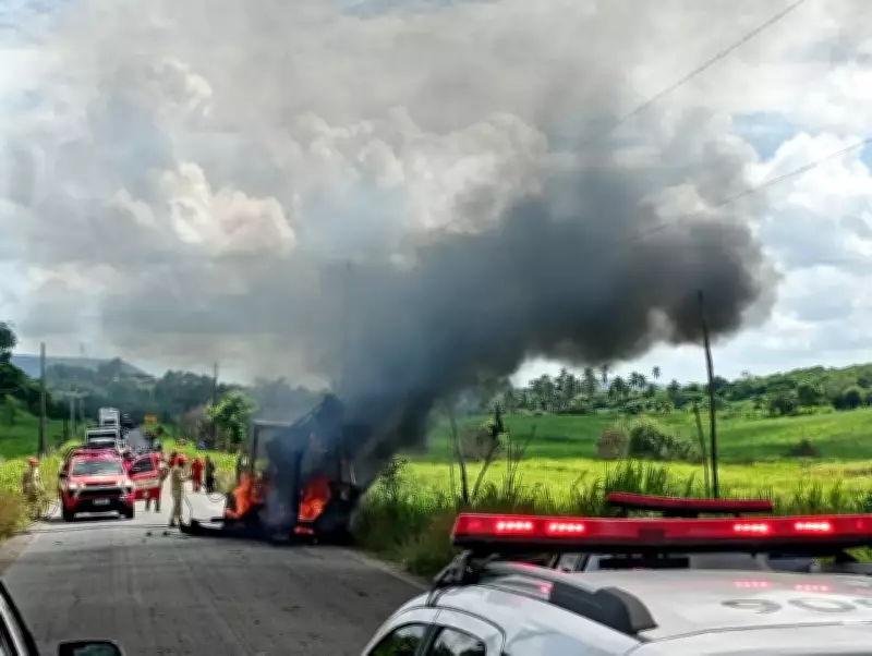 Retroescavadeira pega fogo e interdita rodovia no Brejo paraibano após curto-circuito