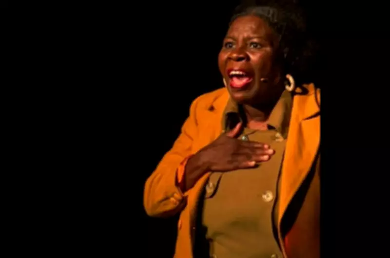 Rio das Ostras recebe estreia de monólogo cômico 'Querida Mamãe' em homenagem a Dario Fo