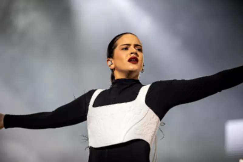 Rosalía interrompe show na Itália após intoxicação alimentar grave