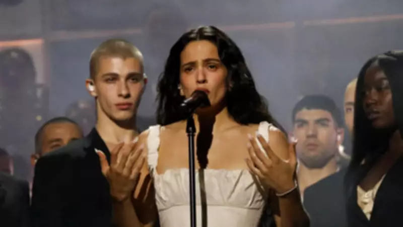 Rosalía interrompe show na Itália por intoxicação alimentar: entenda a doença